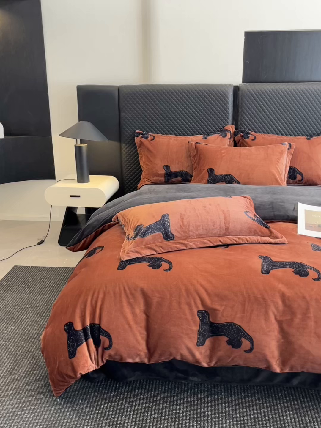 91家纺网 家纺一手货源 找家纺 首尔家纺 2025新款牛奶绒轻奢简约款四件套 传奇