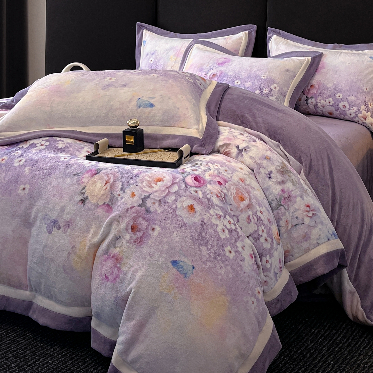 91家纺网 家纺一手货源 找家纺 绒城 绒城 2025新款 双拼角工艺数码牛奶绒四件套 拼角牛奶绒四件套-芳华系列 花醉蝶