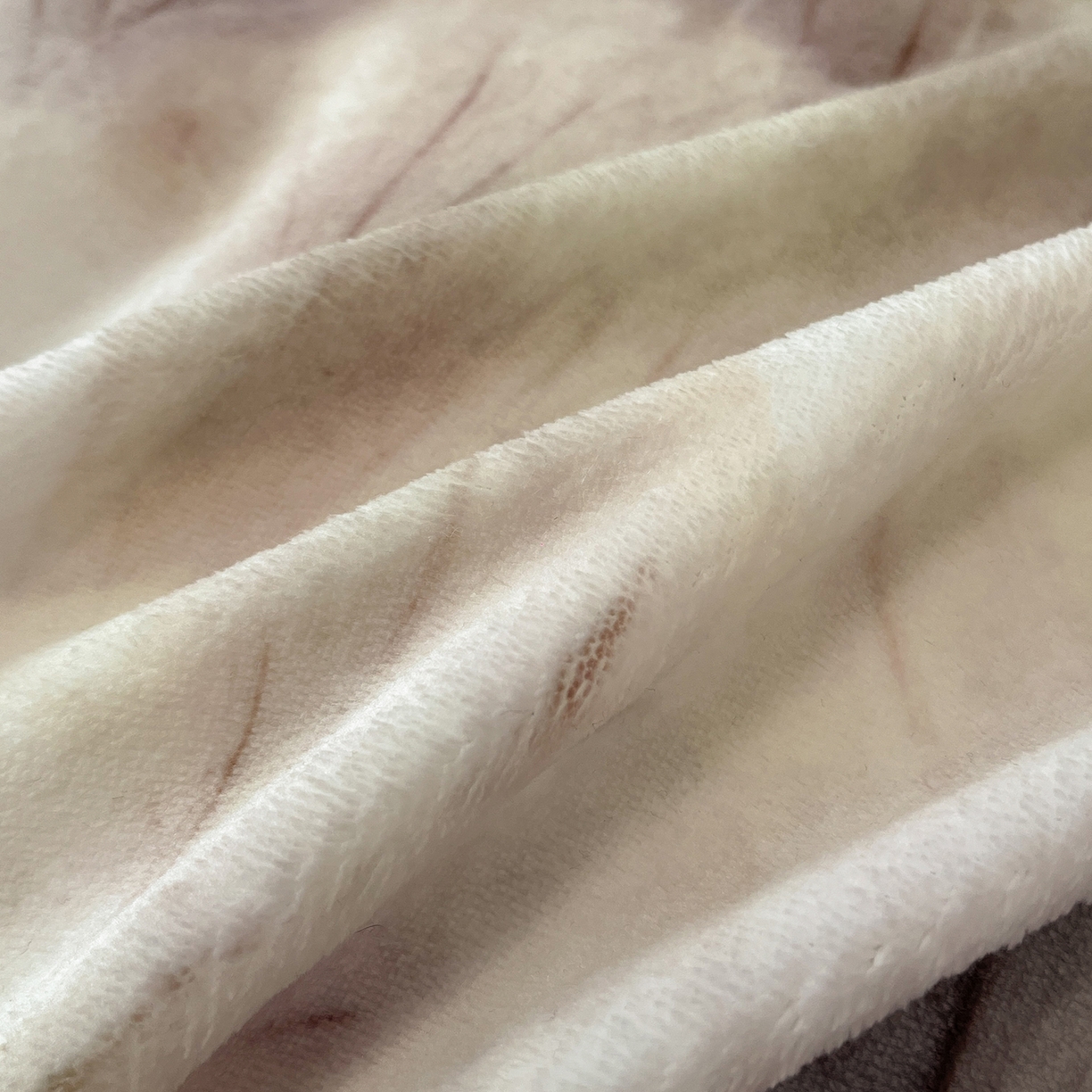 91家纺网 家纺一手货源 找家纺 绒城 绒城 2025新款 双拼角工艺数码牛奶绒四件套 拼角牛奶绒四件套-芳华系列 烟雨森林