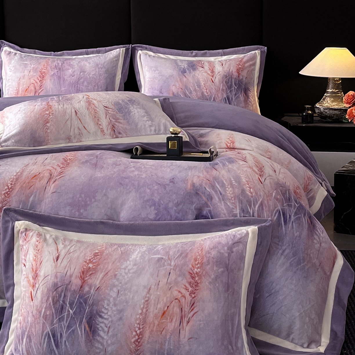 91家纺网 家纺一手货源 找家纺 绒城 绒城 2025新款 双拼角工艺数码牛奶绒四件套 拼角牛奶绒四件套-芳华系列 麦田-紫