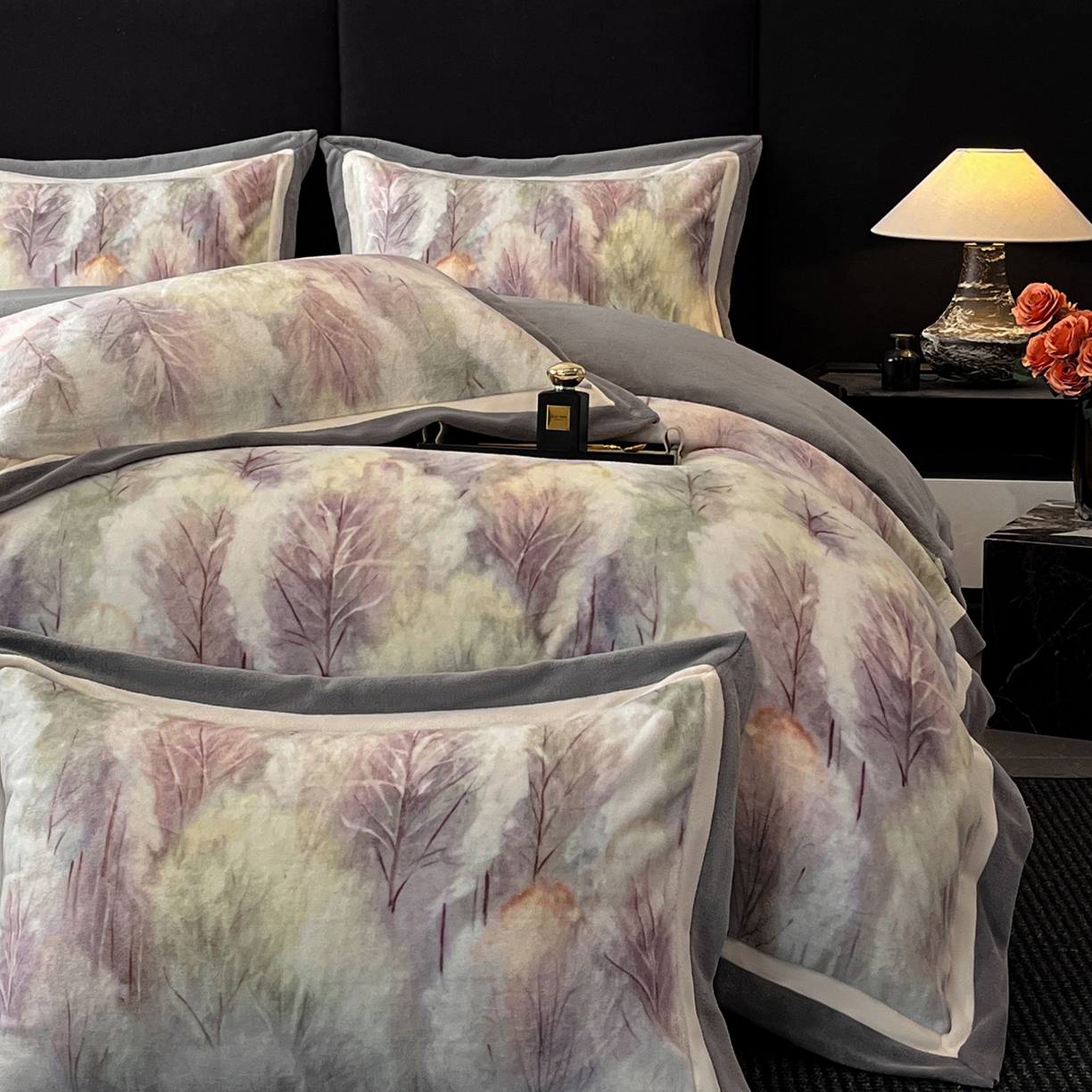 91家纺网 家纺一手货源 找家纺 绒城 绒城 2025新款 双拼角工艺数码牛奶绒四件套 拼角牛奶绒四件套-芳华系列 烟雨森林