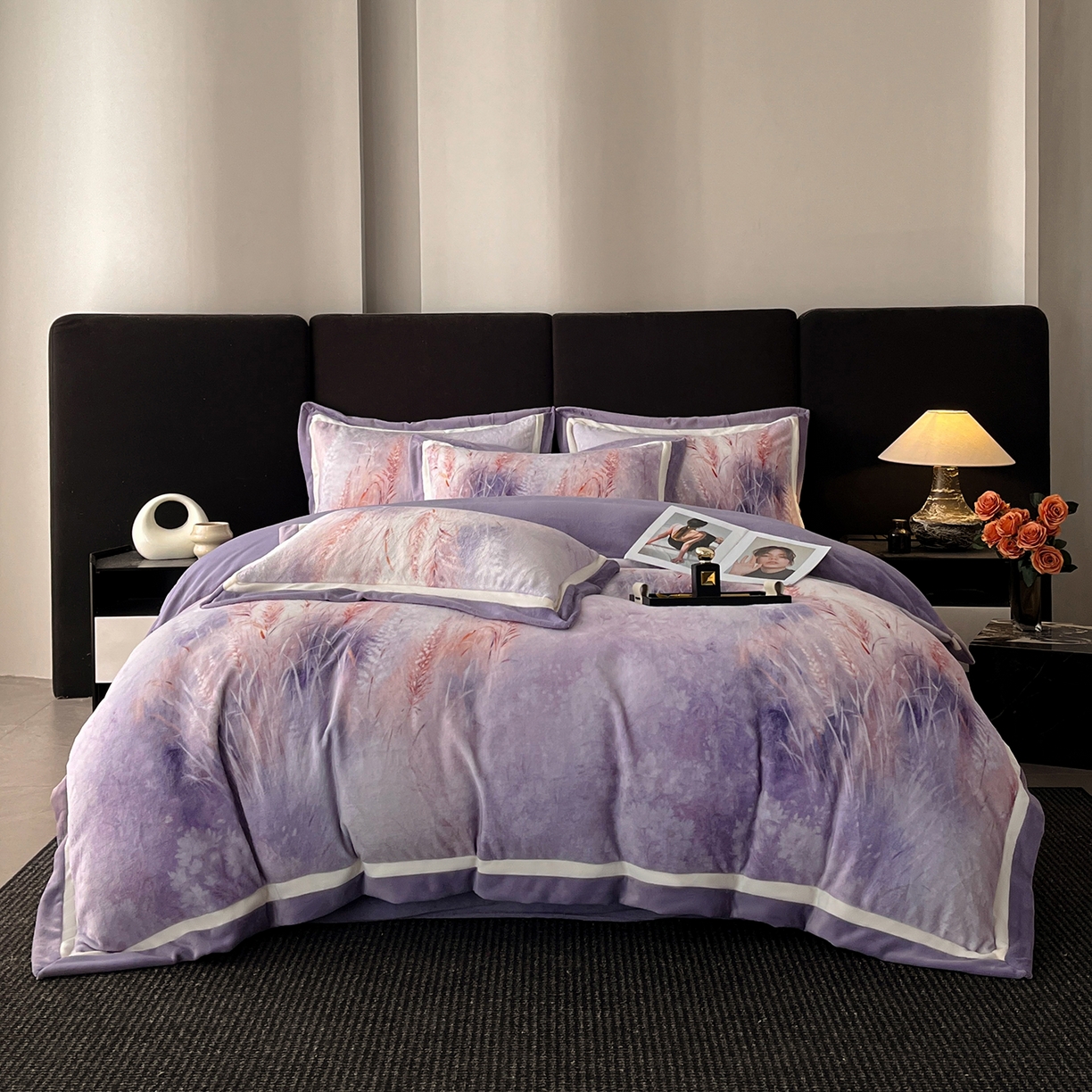 91家纺网 家纺一手货源 找家纺 绒城 绒城 2025新款 双拼角工艺数码牛奶绒四件套 拼角牛奶绒四件套-芳华系列 麦田-紫