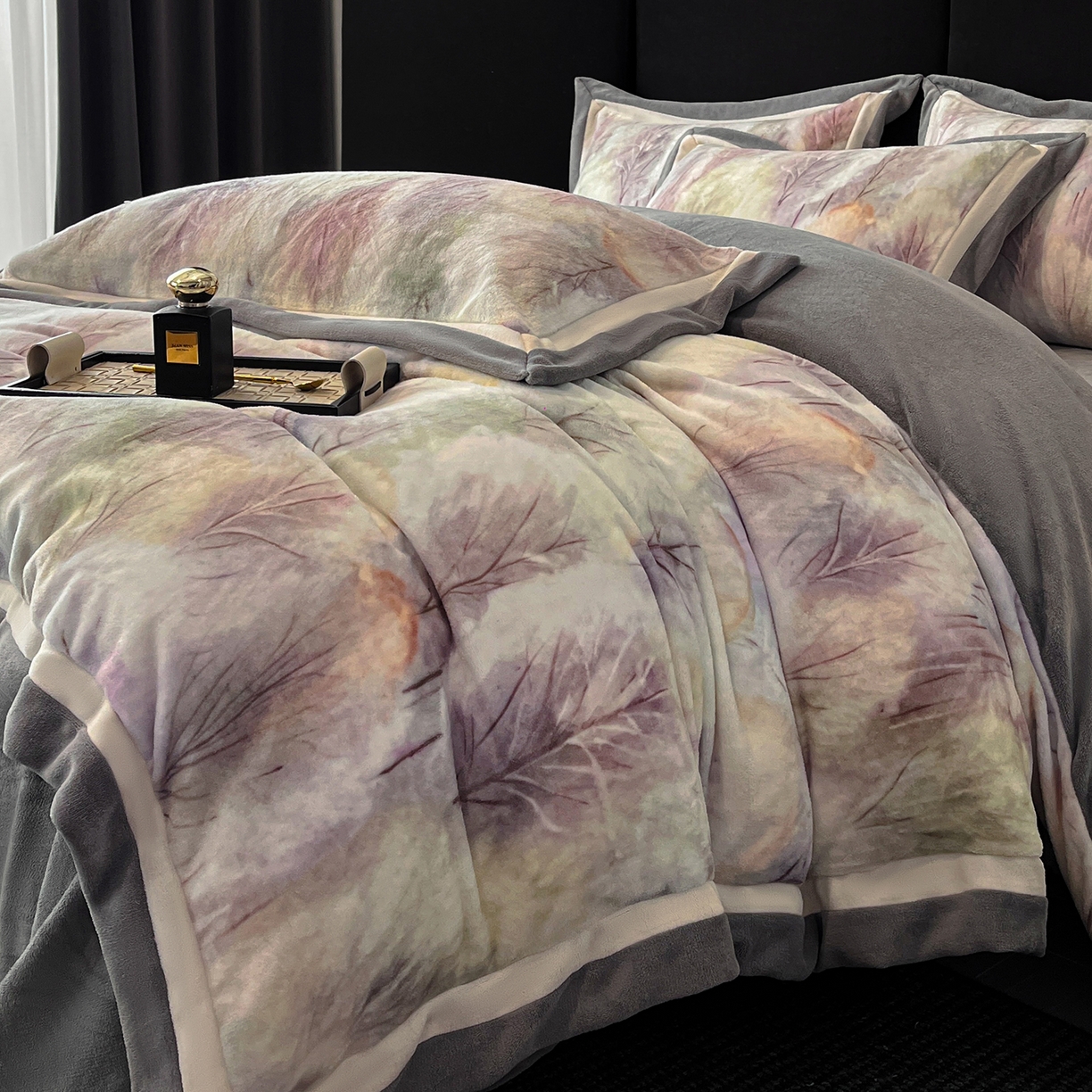 91家纺网 家纺一手货源 找家纺 绒城 绒城 2025新款 双拼角工艺数码牛奶绒四件套 拼角牛奶绒四件套-芳华系列 烟雨森林