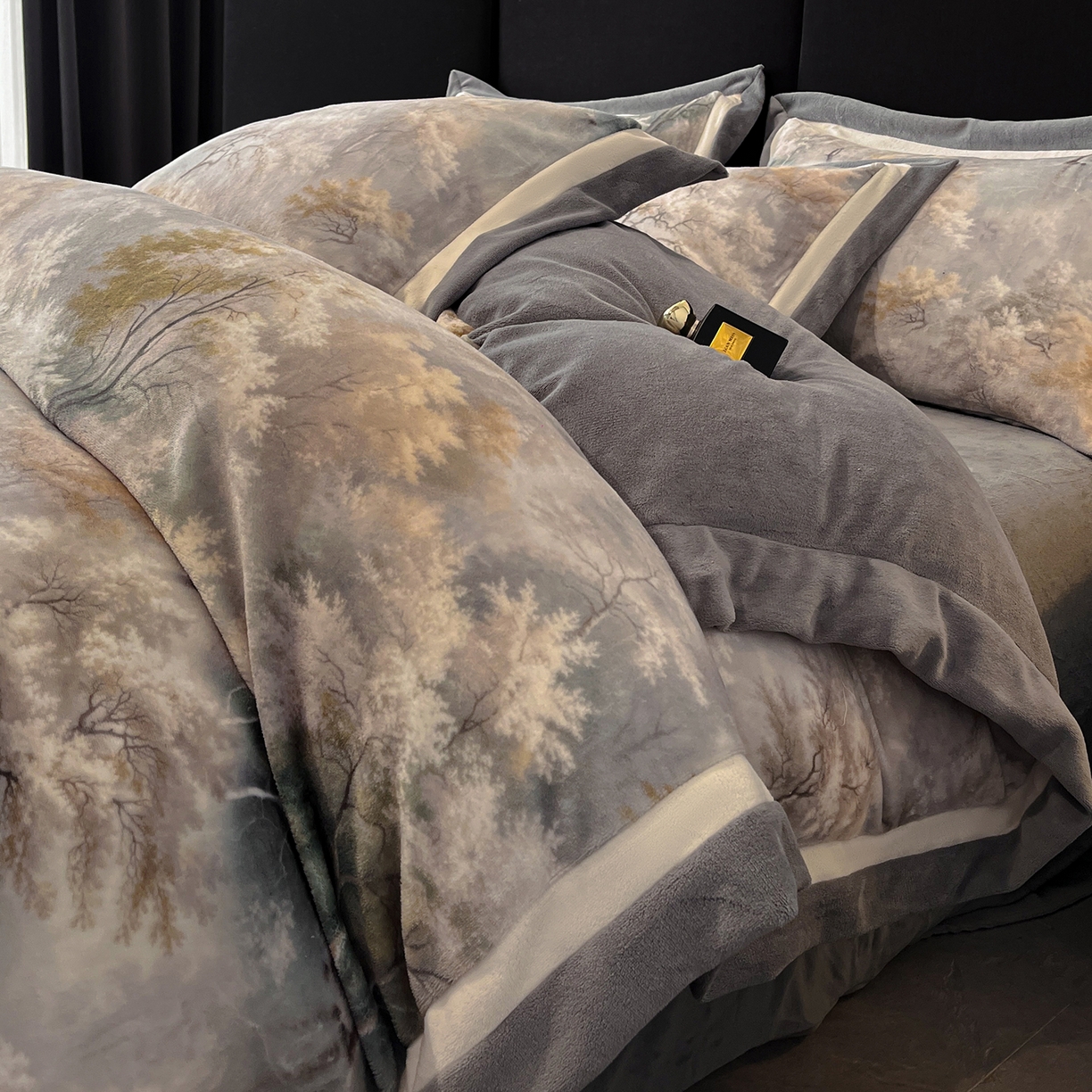 91家纺网 家纺一手货源 找家纺 绒城 绒城 2025新款 双拼角工艺数码牛奶绒四件套 拼角牛奶绒四件套-芳华系列 秘境