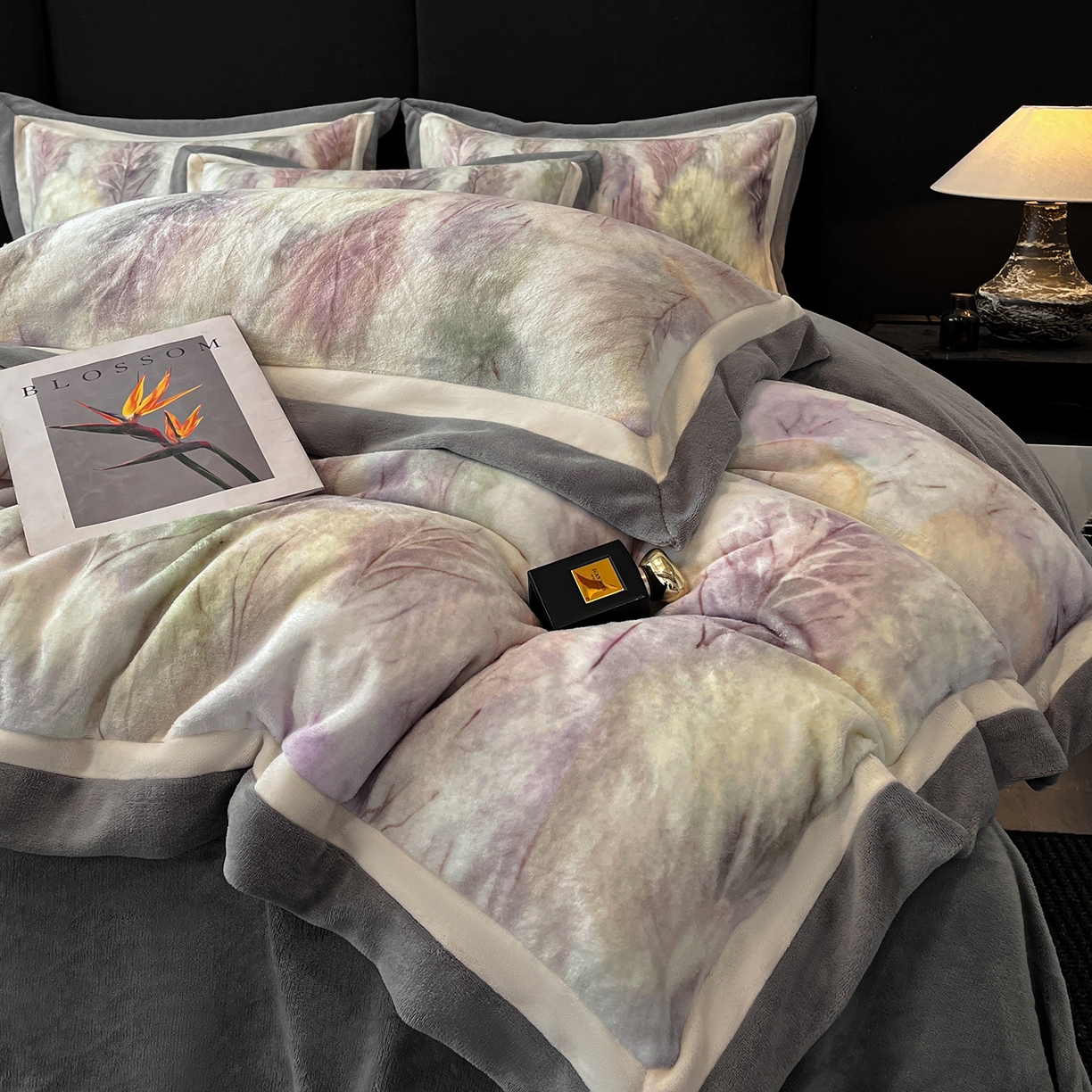 91家纺网 家纺一手货源 找家纺 绒城 绒城 2025新款 双拼角工艺数码牛奶绒四件套 拼角牛奶绒四件套-芳华系列 烟雨森林