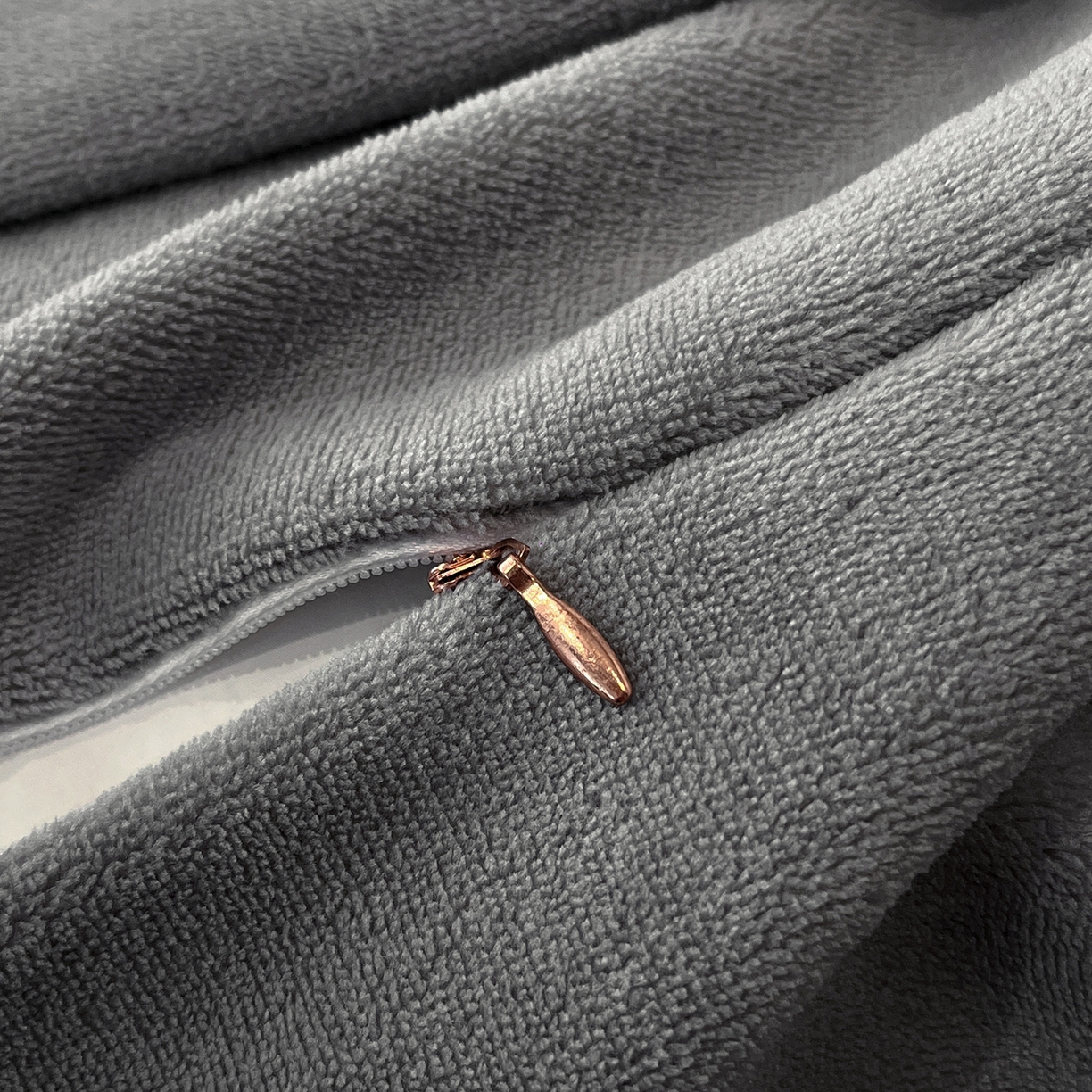 91家纺网 家纺一手货源 找家纺 绒城 绒城 2025新款 双拼角工艺数码牛奶绒四件套 拼角牛奶绒四件套-芳华系列 秘境