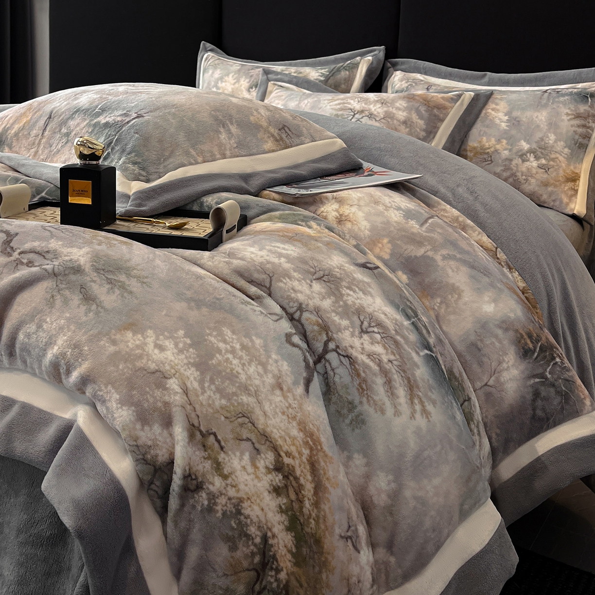 91家纺网 家纺一手货源 找家纺 绒城 绒城 2025新款 双拼角工艺数码牛奶绒四件套 拼角牛奶绒四件套-芳华系列 秘境