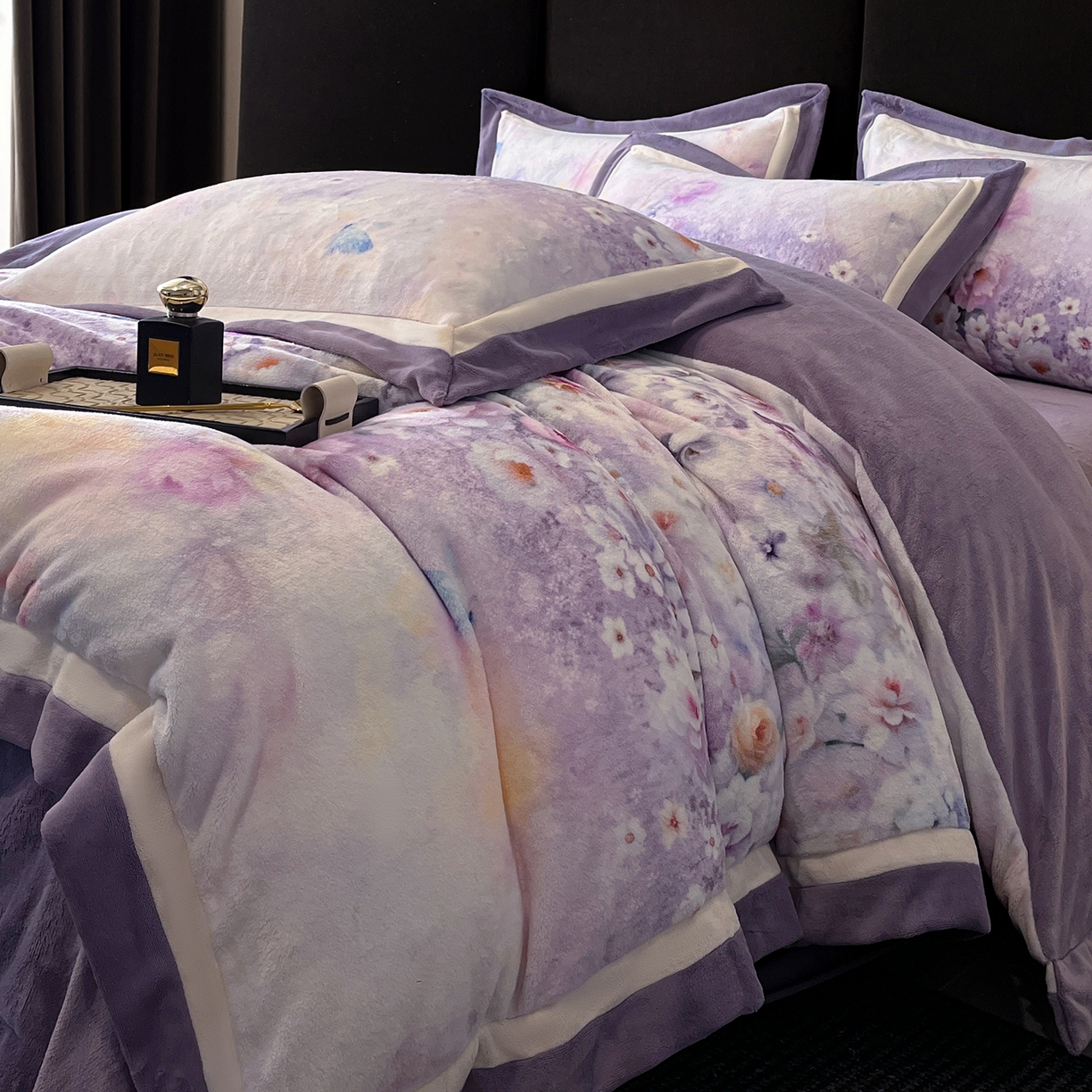 91家纺网 家纺一手货源 找家纺 绒城 绒城 2025新款 双拼角工艺数码牛奶绒四件套 拼角牛奶绒四件套-芳华系列 花醉蝶