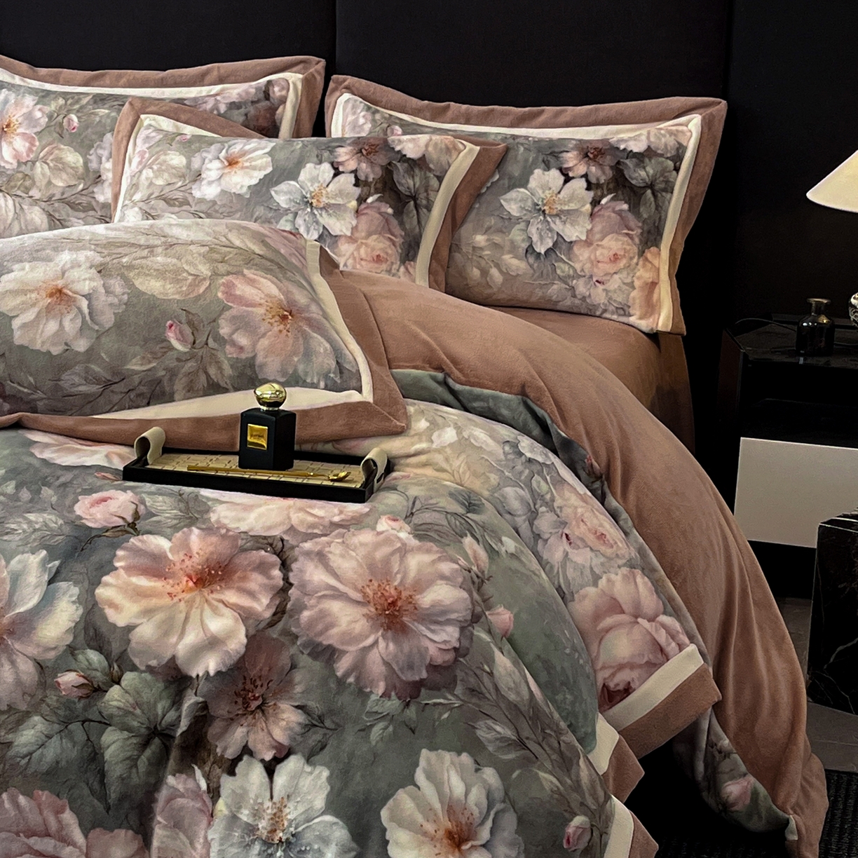 91家纺网 家纺一手货源 找家纺 绒城 绒城 2025新款 双拼角工艺数码牛奶绒四件套 拼角牛奶绒四件套-芳华系列 锦绣芳华