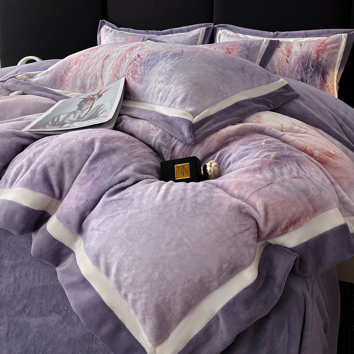 91家纺网 家纺一手货源 找家纺 绒城 绒城 2025新款 双拼角工艺数码牛奶绒四件套 拼角牛奶绒四件套-芳华系列 麦田-紫