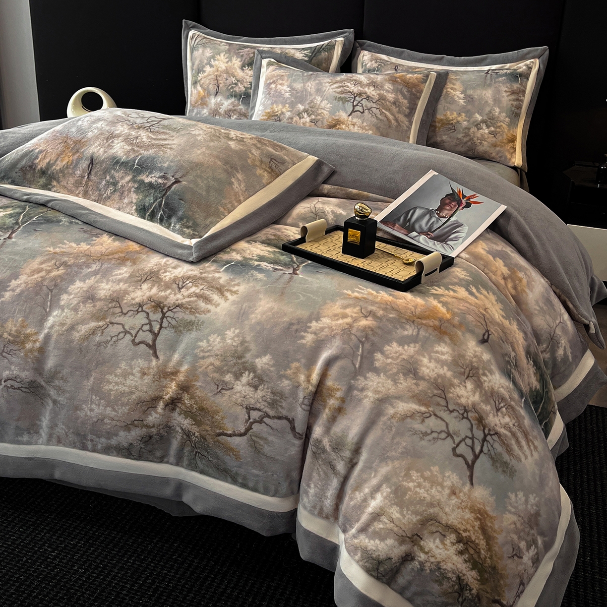 91家纺网 家纺一手货源 找家纺 绒城 绒城 2025新款 双拼角工艺数码牛奶绒四件套 拼角牛奶绒四件套-芳华系列 秘境