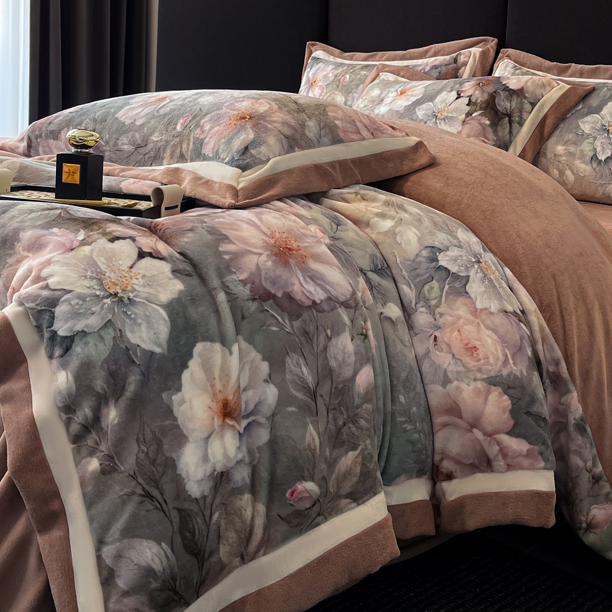 91家纺网 家纺一手货源 找家纺 绒城 绒城 2025新款 双拼角工艺数码牛奶绒四件套 拼角牛奶绒四件套-芳华系列 锦绣芳华