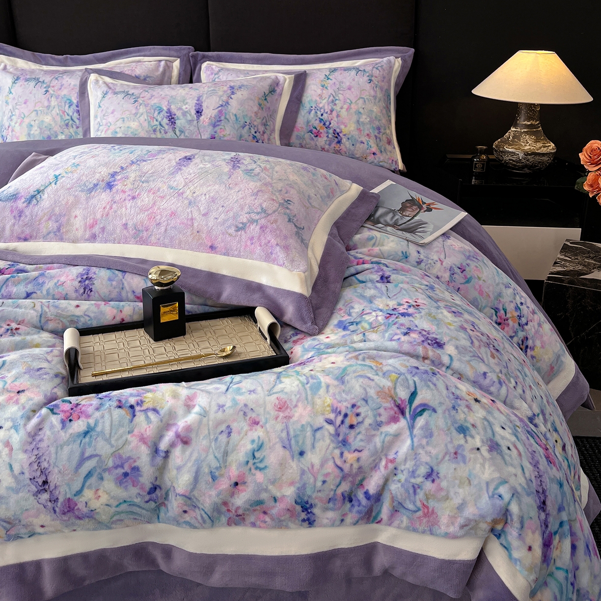 91家纺网 家纺一手货源 找家纺 绒城 绒城 2025新款 双拼角工艺数码牛奶绒四件套 拼角牛奶绒四件套-芳华系列 熏衣草