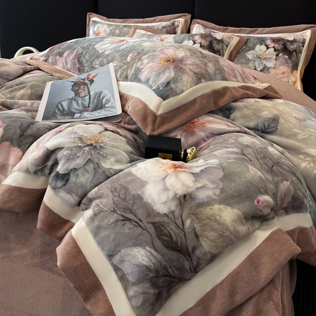 91家纺网 家纺一手货源 找家纺 绒城 绒城 2025新款 双拼角工艺数码牛奶绒四件套 拼角牛奶绒四件套-芳华系列 锦绣芳华