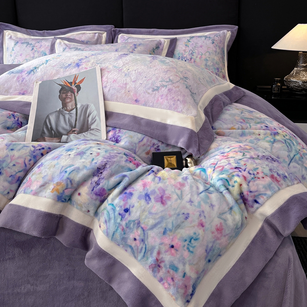 91家纺网 家纺一手货源 找家纺 绒城 绒城 2025新款 双拼角工艺数码牛奶绒四件套 拼角牛奶绒四件套-芳华系列 熏衣草