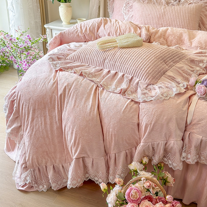 91家纺网 家纺一手货源 找家纺 宜凡家纺 2025新款婴儿绒压花夹棉床裙四件套-香奈花园 香奈花园-粉玉