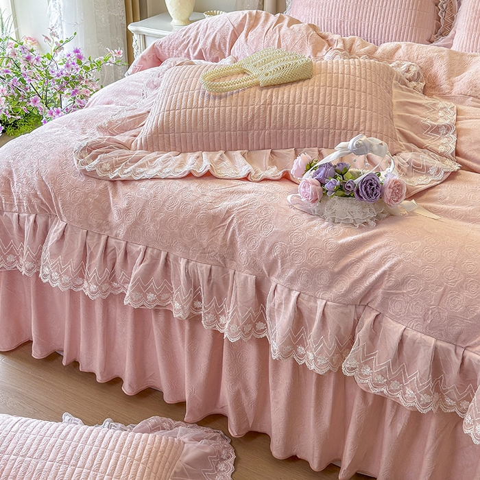 91家纺网 家纺一手货源 找家纺 宜凡家纺 2025新款婴儿绒压花夹棉床裙四件套-香奈花园 香奈花园-粉玉