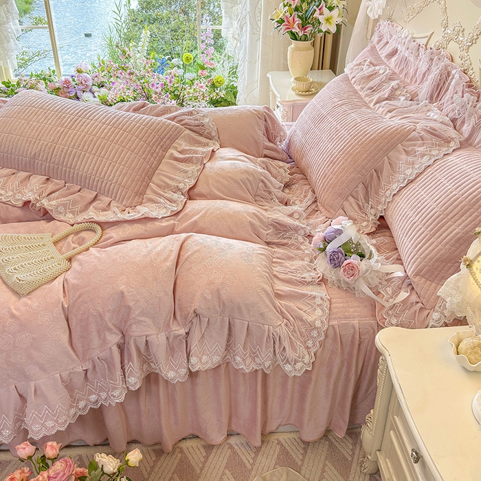 91家纺网 家纺一手货源 找家纺 宜凡家纺 2025新款婴儿绒压花夹棉床裙四件套-香奈花园 香奈花园-粉玉