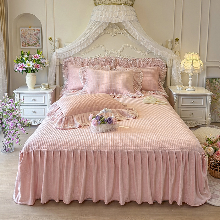 91家纺网 家纺一手货源 找家纺 宜凡家纺 2025新款婴儿绒压花夹棉床裙四件套-香奈花园 香奈花园-粉玉