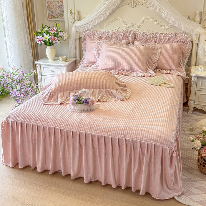 91家纺网 家纺一手货源 找家纺 宜凡家纺 2025新款婴儿绒压花夹棉床裙四件套-香奈花园 香奈花园-粉玉