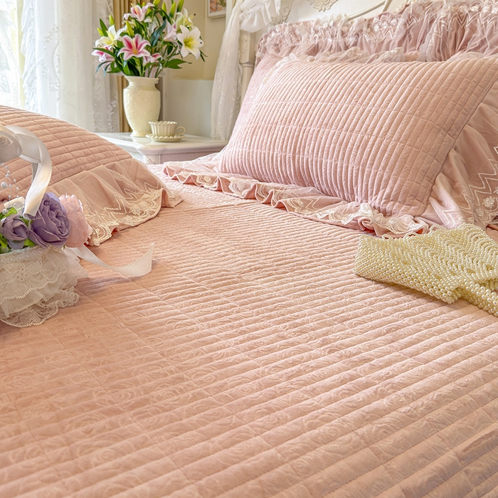 91家纺网 家纺一手货源 找家纺 宜凡家纺 2025新款婴儿绒压花夹棉床裙四件套-香奈花园 香奈花园-粉玉