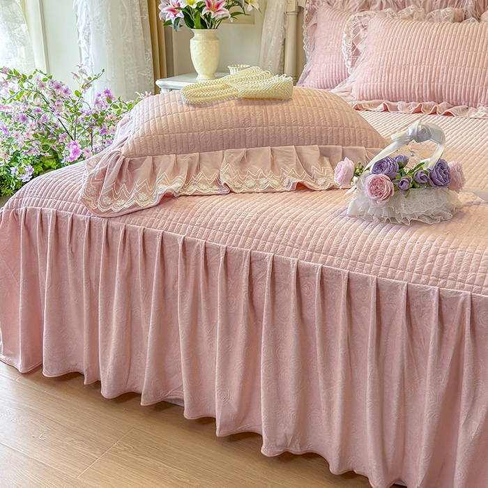 91家纺网 家纺一手货源 找家纺 宜凡家纺 2025新款婴儿绒压花夹棉床裙四件套-香奈花园 香奈花园-粉玉