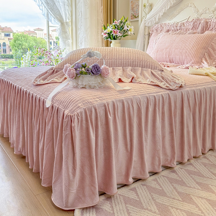 91家纺网 家纺一手货源 找家纺 宜凡家纺 2025新款婴儿绒压花夹棉床裙四件套-香奈花园 香奈花园-粉玉