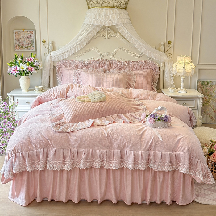 91家纺网 家纺一手货源 找家纺 宜凡家纺 2025新款婴儿绒压花夹棉床裙四件套-香奈花园 香奈花园-粉玉