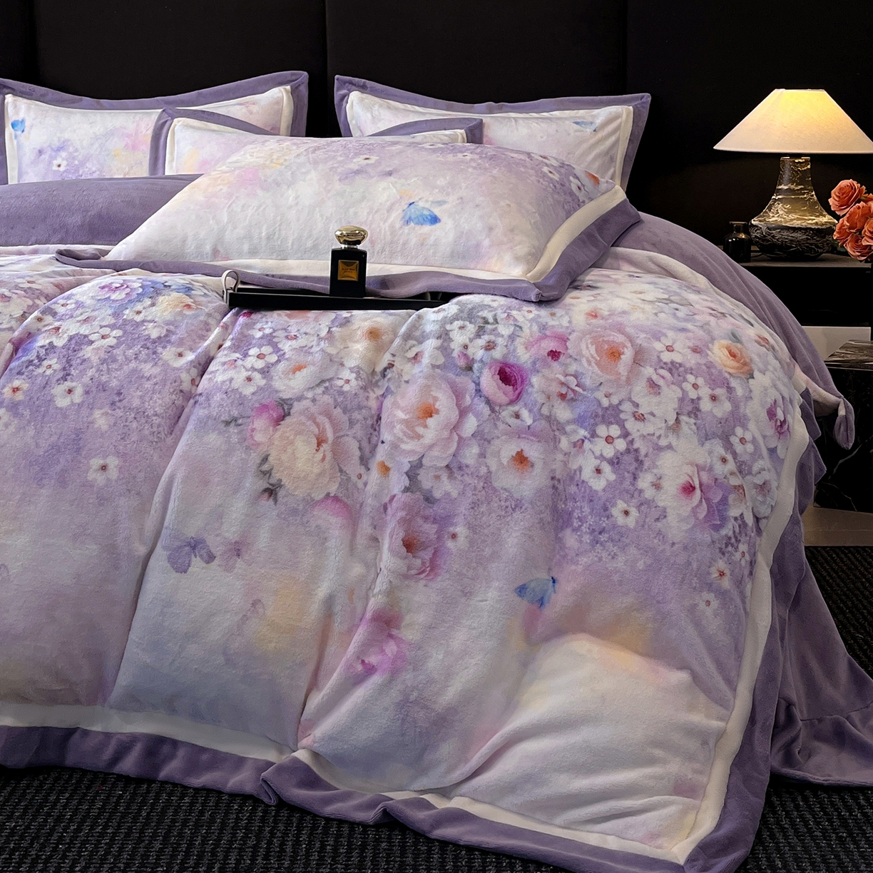 91家纺网 家纺一手货源 找家纺 绒城 绒城 2025新款 双拼角工艺数码牛奶绒四件套 拼角牛奶绒四件套-芳华系列 花醉蝶