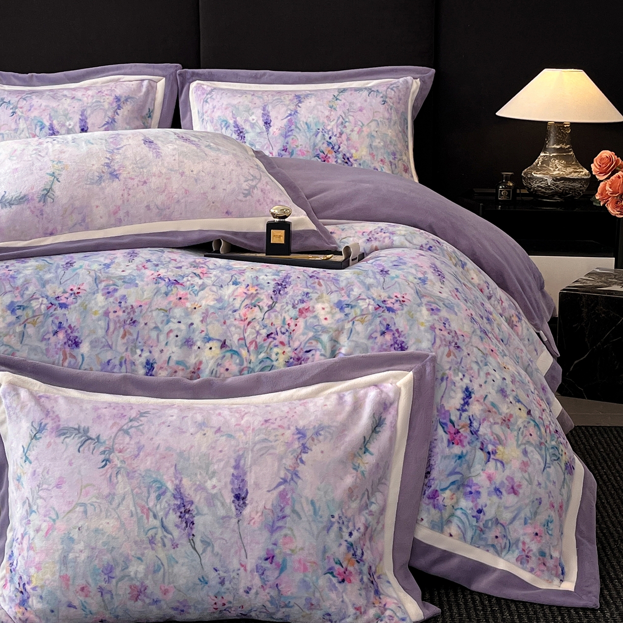 91家纺网 家纺一手货源 找家纺 绒城 绒城 2025新款 双拼角工艺数码牛奶绒四件套 拼角牛奶绒四件套-芳华系列 熏衣草