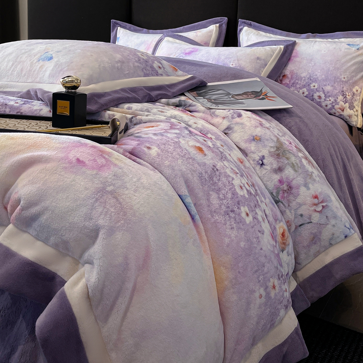 91家纺网 家纺一手货源 找家纺 绒城 绒城 2025新款 双拼角工艺数码牛奶绒四件套 拼角牛奶绒四件套-芳华系列 花醉蝶