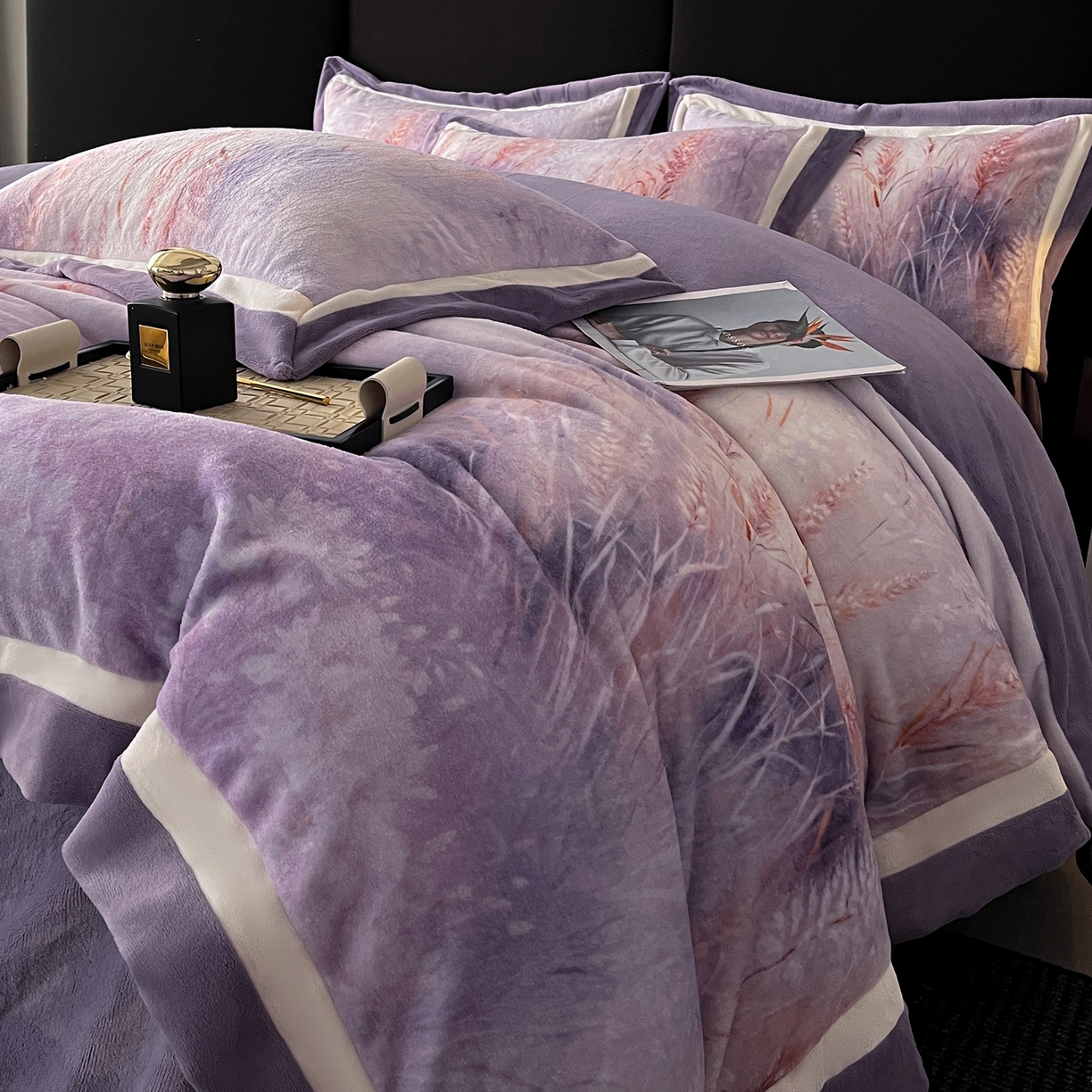 91家纺网 家纺一手货源 找家纺 绒城 绒城 2025新款 双拼角工艺数码牛奶绒四件套 拼角牛奶绒四件套-芳华系列 麦田-紫
