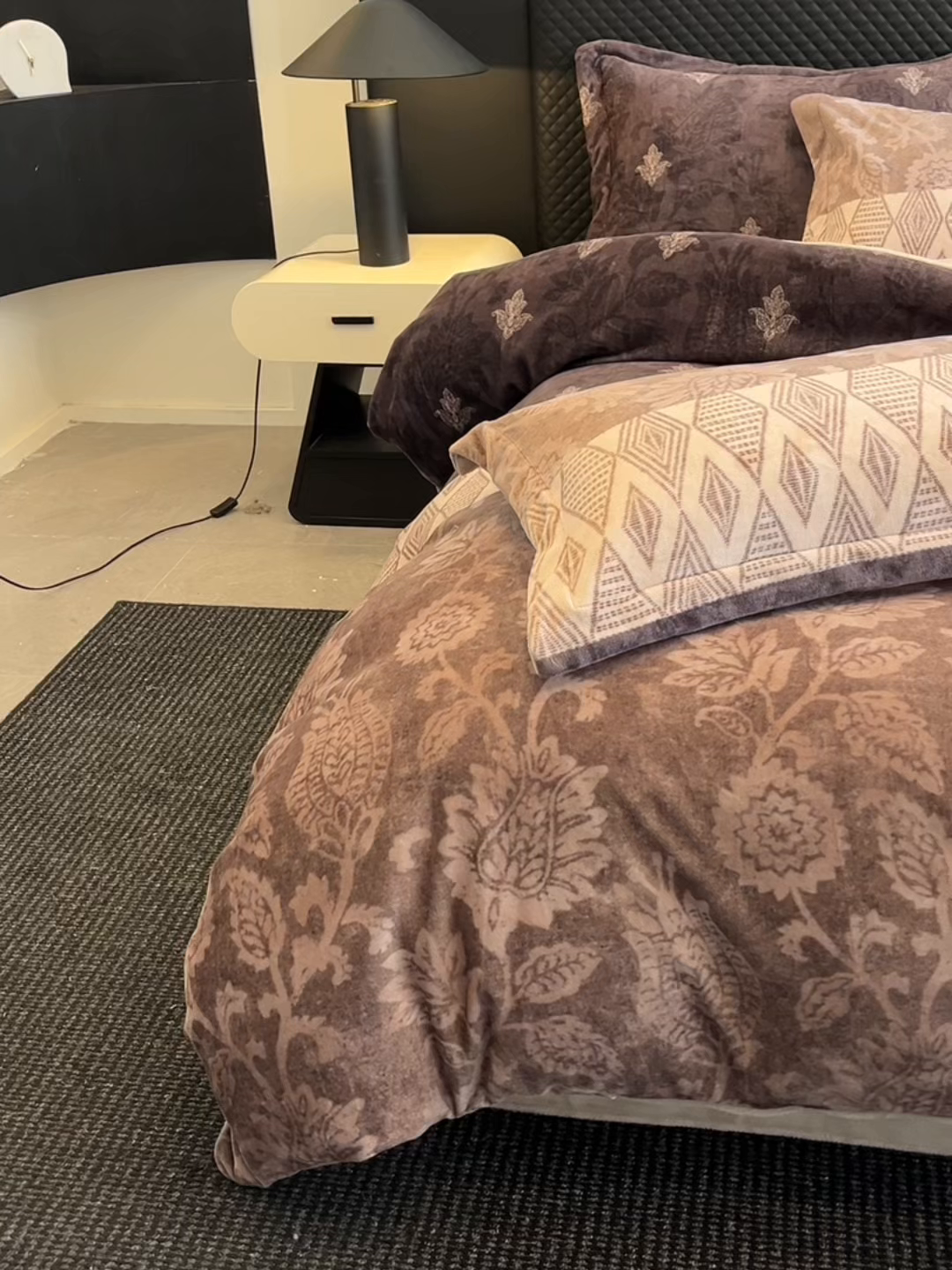 91家纺网 家纺一手货源 找家纺 首尔家纺 2025新款牛奶绒轻奢简约款四件套 优雅生活-咖