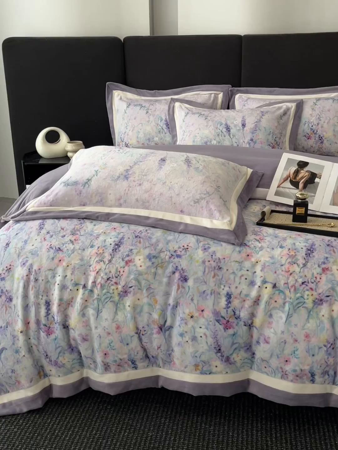 91家纺网 家纺一手货源 找家纺 绒城 绒城 2025新款 双拼角工艺数码牛奶绒四件套 拼角牛奶绒四件套-芳华系列 熏衣草