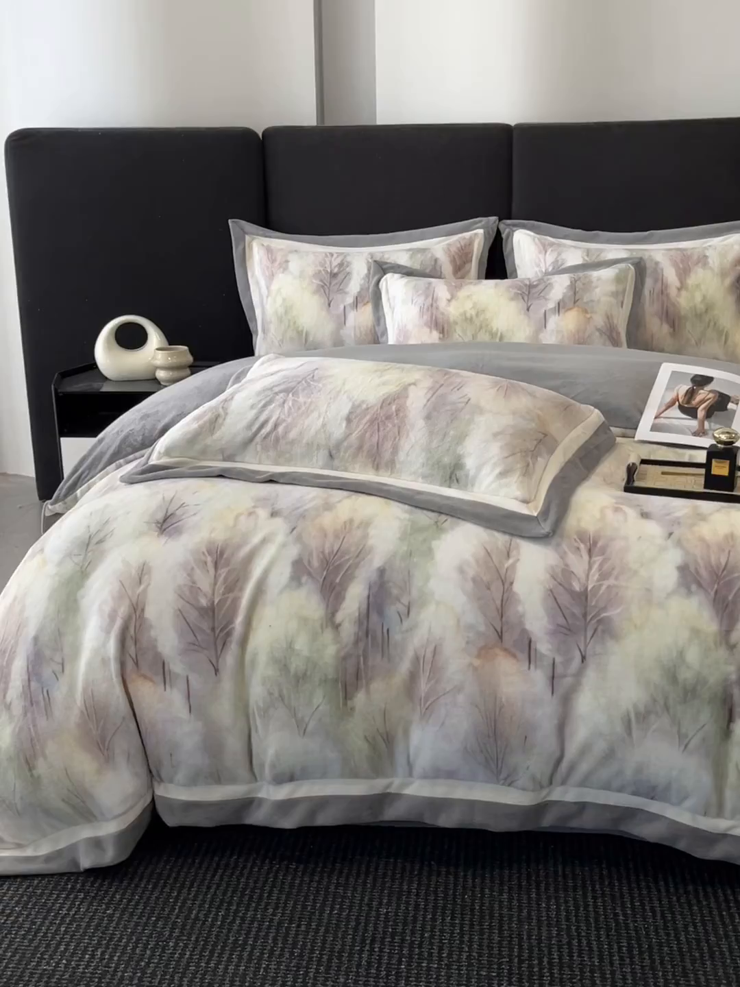 91家纺网 家纺一手货源 找家纺 绒城 绒城 2025新款 双拼角工艺数码牛奶绒四件套 拼角牛奶绒四件套-芳华系列 烟雨森林