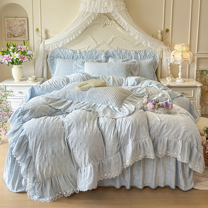 宜凡家纺 2025新款婴儿绒压花夹棉床裙四件套-香奈花园 香奈花园-浅天蓝