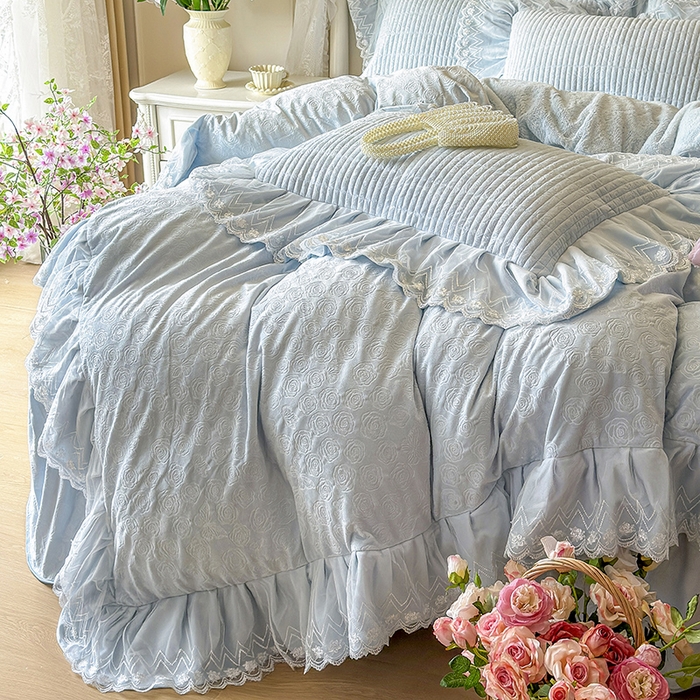 91家纺网 家纺一手货源 找家纺 宜凡家纺 2025新款婴儿绒压花夹棉床裙四件套-香奈花园 香奈花园-浅天蓝