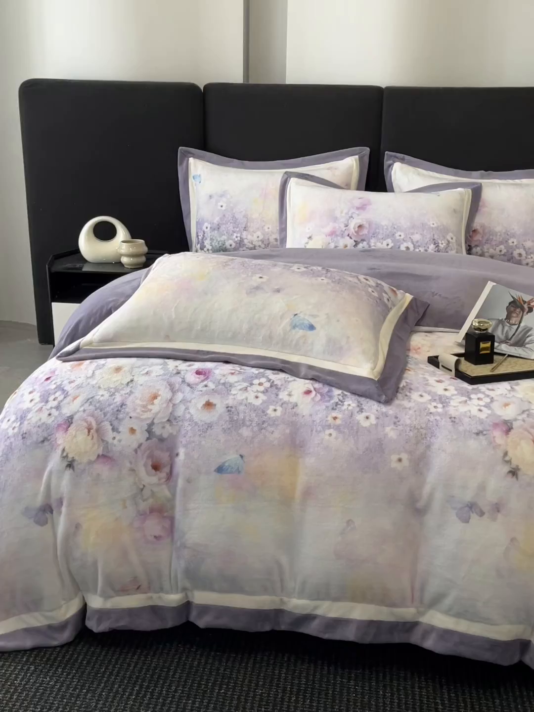 91家纺网 家纺一手货源 找家纺 绒城 绒城 2025新款 双拼角工艺数码牛奶绒四件套 拼角牛奶绒四件套-芳华系列 花醉蝶