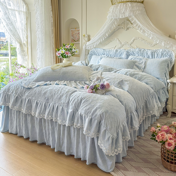 91家纺网 家纺一手货源 找家纺 宜凡家纺 2025新款婴儿绒压花夹棉床裙四件套-香奈花园 香奈花园-浅天蓝