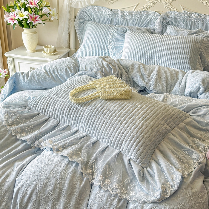 91家纺网 家纺一手货源 找家纺 宜凡家纺 2025新款婴儿绒压花夹棉床裙四件套-香奈花园 香奈花园-浅天蓝