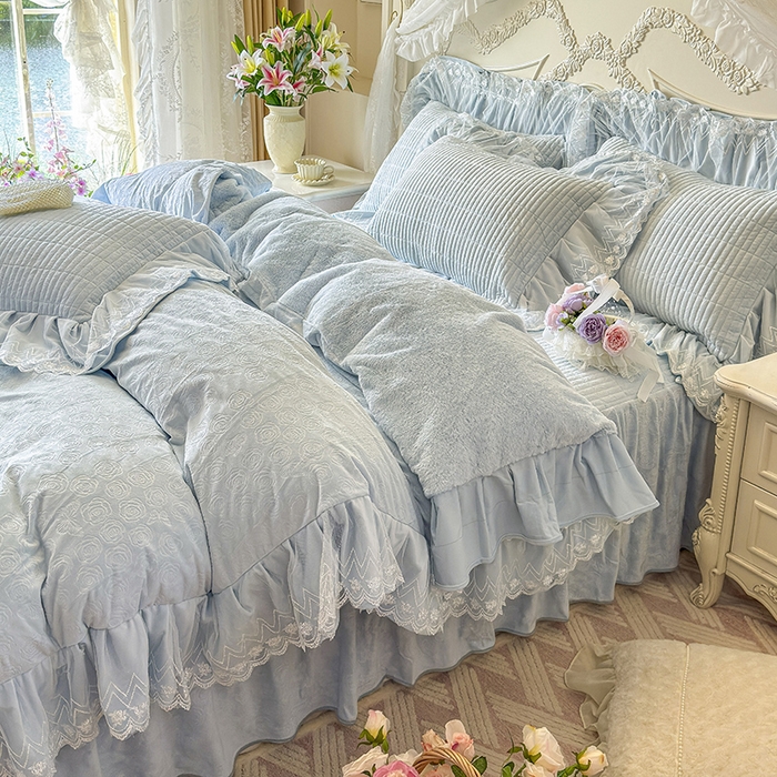 91家纺网 家纺一手货源 找家纺 宜凡家纺 2025新款婴儿绒压花夹棉床裙四件套-香奈花园 香奈花园-浅天蓝