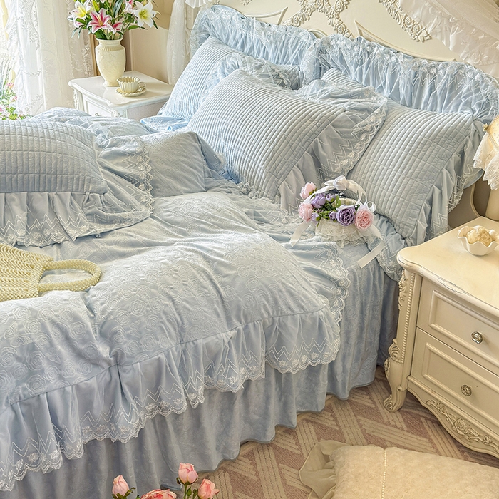 91家纺网 家纺一手货源 找家纺 宜凡家纺 2025新款婴儿绒压花夹棉床裙四件套-香奈花园 香奈花园-浅天蓝