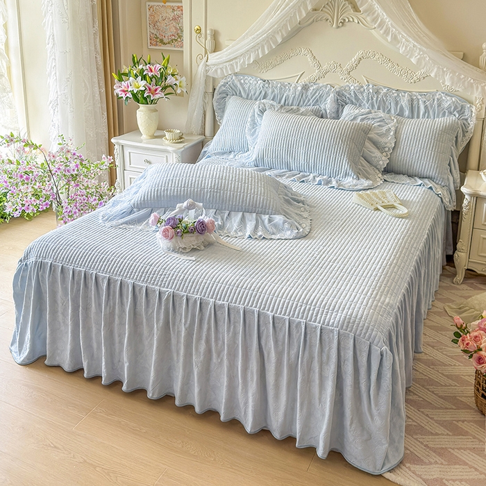 91家纺网 家纺一手货源 找家纺 宜凡家纺 2025新款婴儿绒压花夹棉床裙四件套-香奈花园 香奈花园-浅天蓝