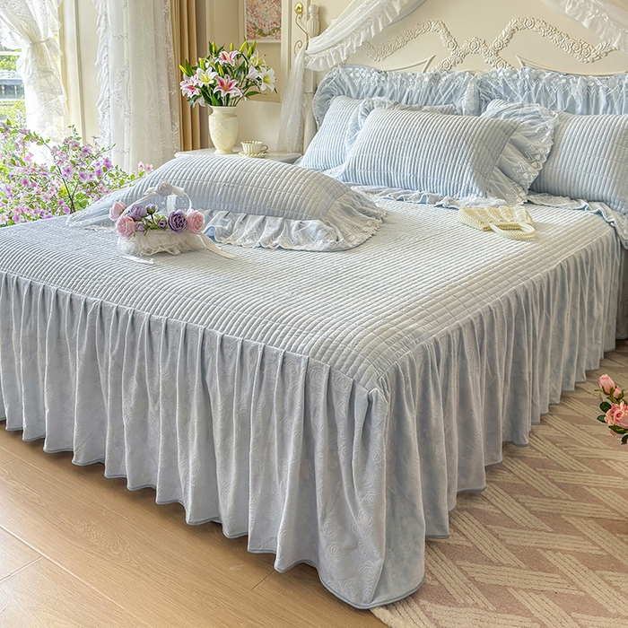 91家纺网 家纺一手货源 找家纺 宜凡家纺 2025新款婴儿绒压花夹棉床裙四件套-香奈花园 香奈花园-浅天蓝