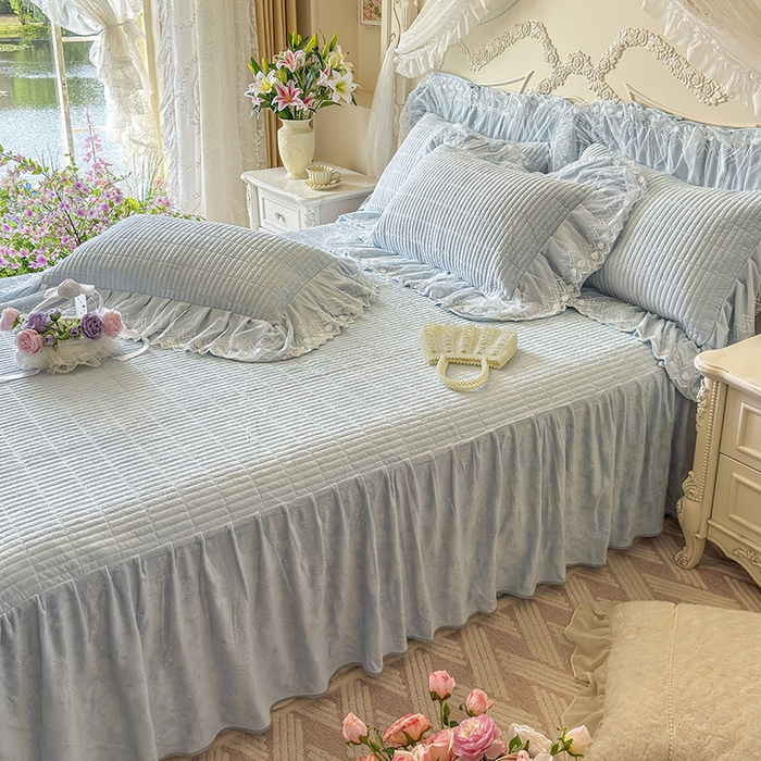 91家纺网 家纺一手货源 找家纺 宜凡家纺 2025新款婴儿绒压花夹棉床裙四件套-香奈花园 香奈花园-浅天蓝