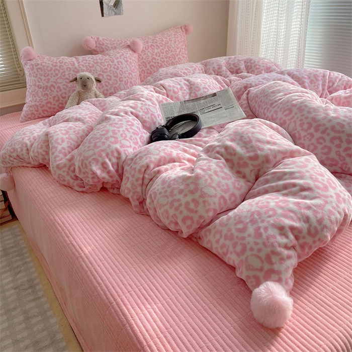 91家纺网 家纺一手货源 找家纺 繁花家居 2025新款高克重豆豆绒牛奶绒四件套泡芙感床盖套件直播热款 甜粉豹纹