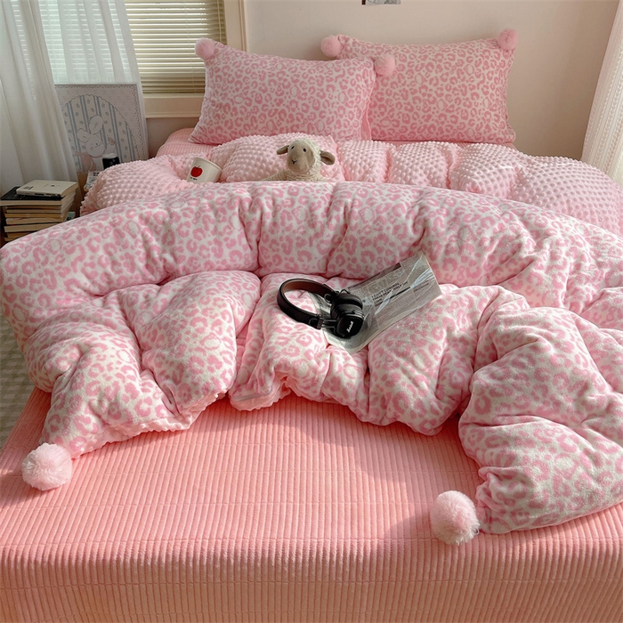 91家纺网 家纺一手货源 找家纺 繁花家居 2025新款高克重豆豆绒牛奶绒四件套泡芙感床盖套件直播热款 甜粉豹纹