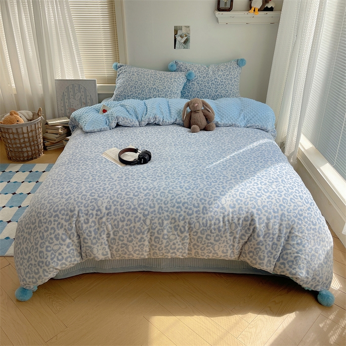 91家纺网 家纺一手货源 找家纺 繁花家居 2025新款高克重豆豆绒牛奶绒四件套泡芙感床盖套件直播热款 豹纹 蓝