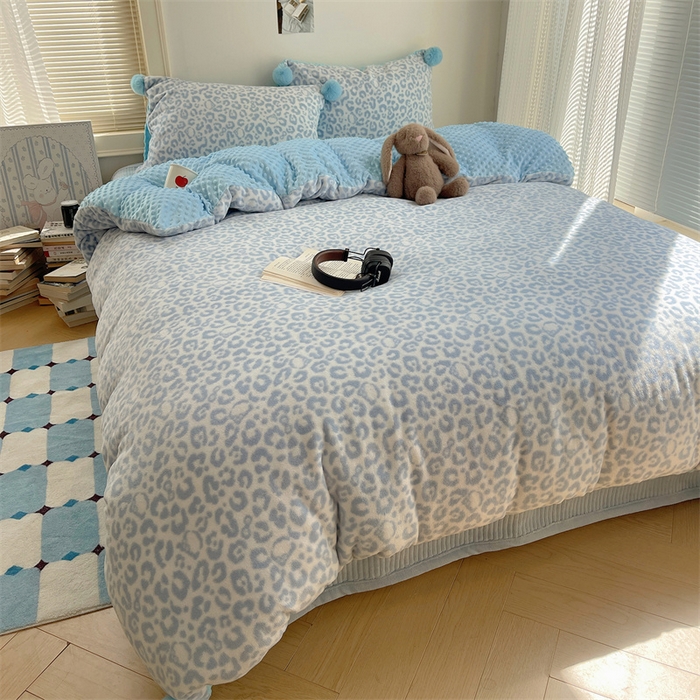 91家纺网 家纺一手货源 找家纺 繁花家居 2025新款高克重豆豆绒牛奶绒四件套泡芙感床盖套件直播热款 豹纹 蓝