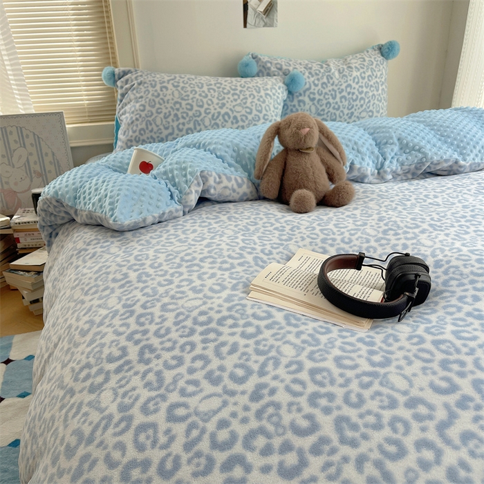 91家纺网 家纺一手货源 找家纺 繁花家居 2025新款高克重豆豆绒牛奶绒四件套泡芙感床盖套件直播热款 豹纹 蓝